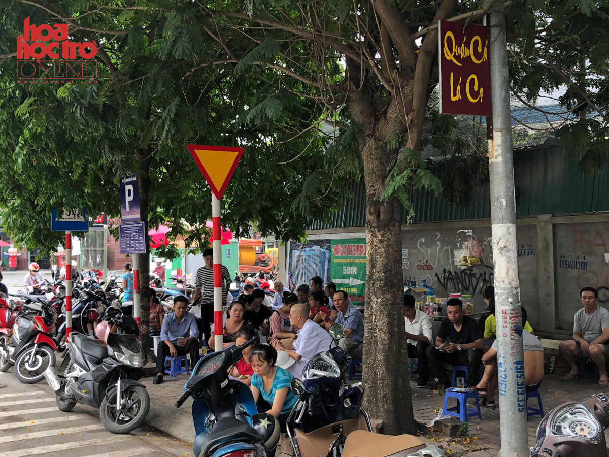 Thơi gian thi môn Ngữ Văn là 120 phút nên nhiều phụ huynh ở lại để đợi con mình.