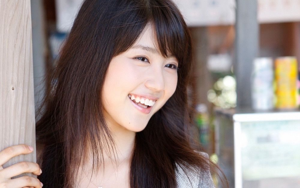 Trưởng thành, Arimura Kasumi trở nên trắng trẻo hơn, nhưng đường nét gương mặt - đặc biệt là nụ cười - đều có thể nhận ra ngay.