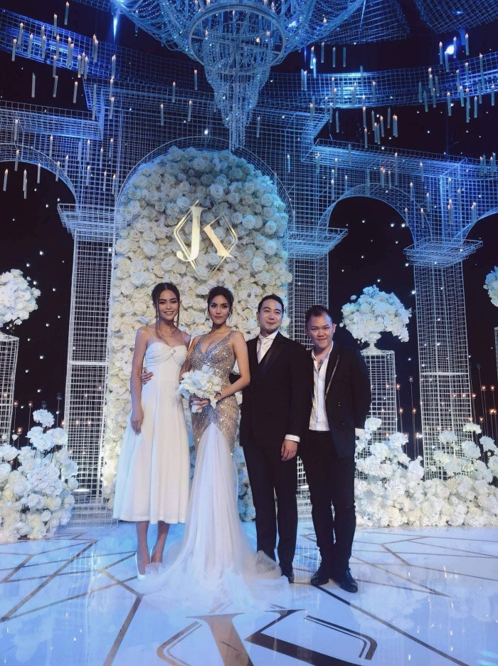 Rất nhiều sao Việt đã đồng loạt gửi lời chúc mừng hạnh phúc tới cặp đôi.