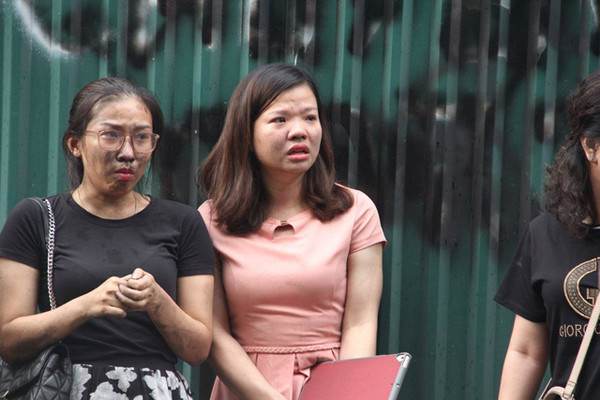 Nhiều phụ nữ làm việc trong tòa nhà hoảng sợ bật khóc sau khi thoát khỏi tay tử thần.