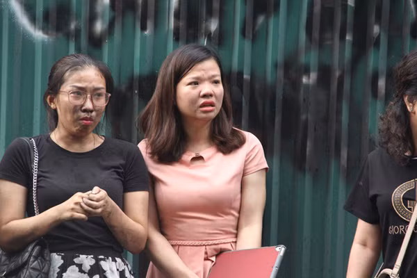Nhiều phụ nữ làm việc trong tòa nhà hoảng sợ bật khóc sau khi thoát khỏi tay tử thần.&nbsp;