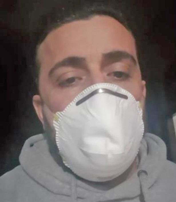 Luca cho biết: Một số thành viên trong gia đình, bao gồm trẻ em, người già bị buộc phải ở trong nhà cùng với thi thể người chị gái.