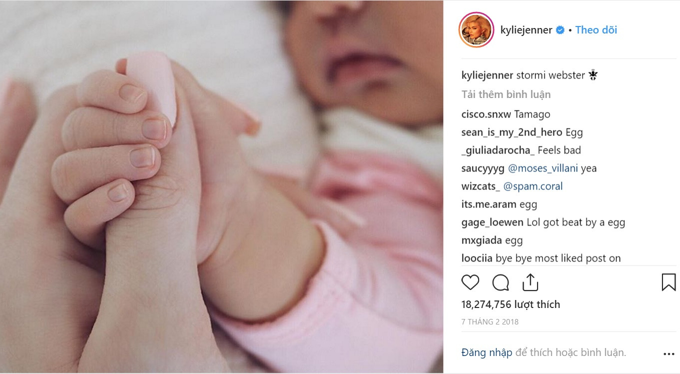 Ảnh Kylie Jenner nắm tay con gái Stormi Webster đã không còn là bức hình được like nhiều nhất.
