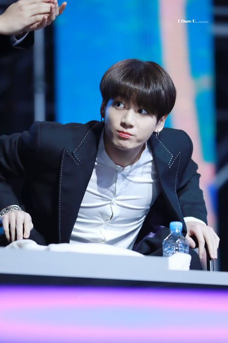 Giờ mới biết làm nút áo sơ mi của Jungkook chính là công việc khó khăn nhất ảnh 1