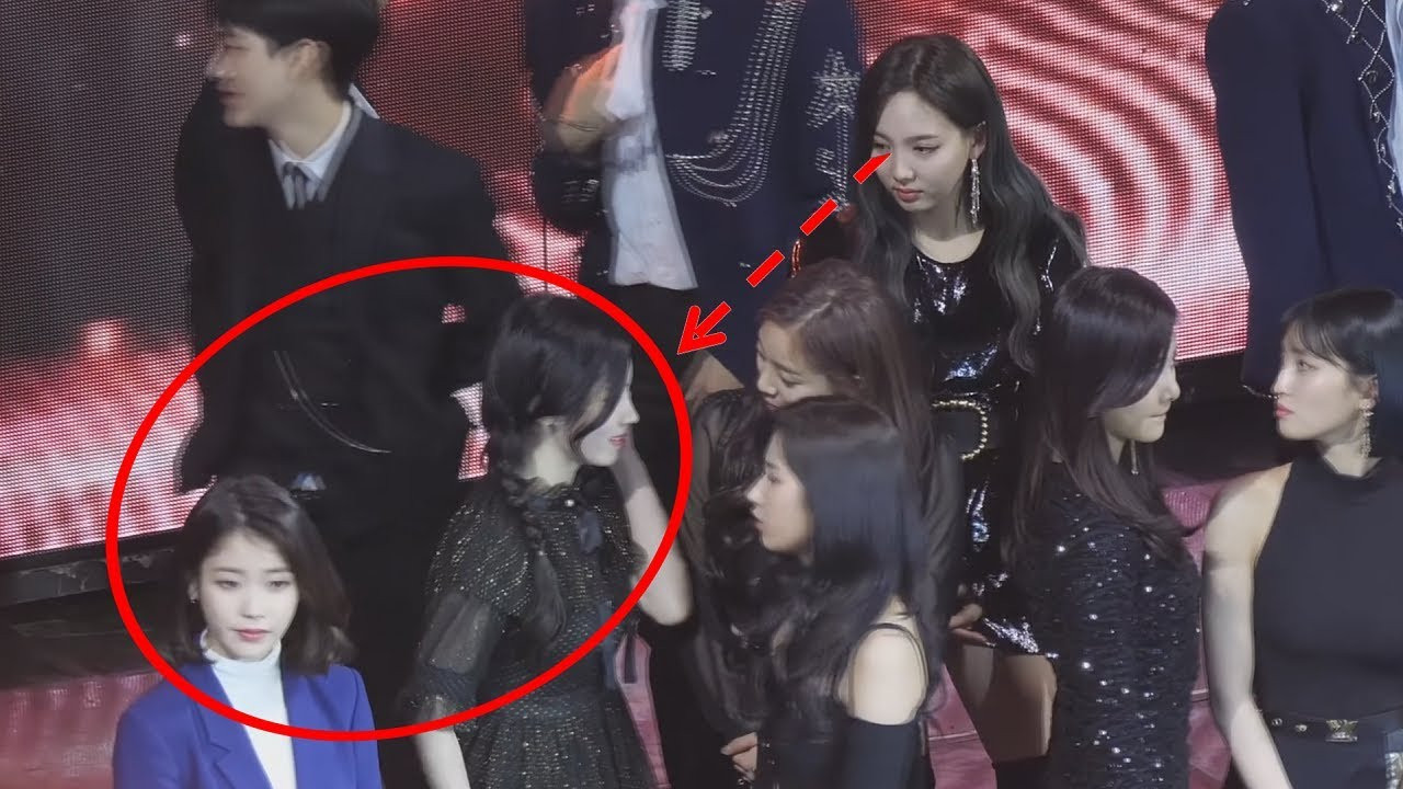 Đứng cạnh đàn chị là nhìn không chớp mắt