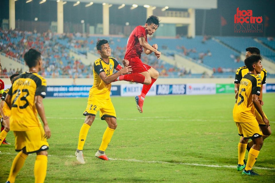 Đội tuyển Việt Nam có hai quả penalty và Tấn Sinh, Quang Hải đã không bỏ lỡ cơ hội nâng tỷ số.