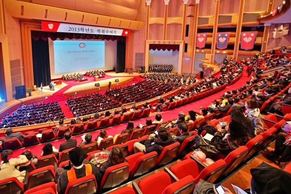 Hội trường có sức chứa hàng nghìn người.