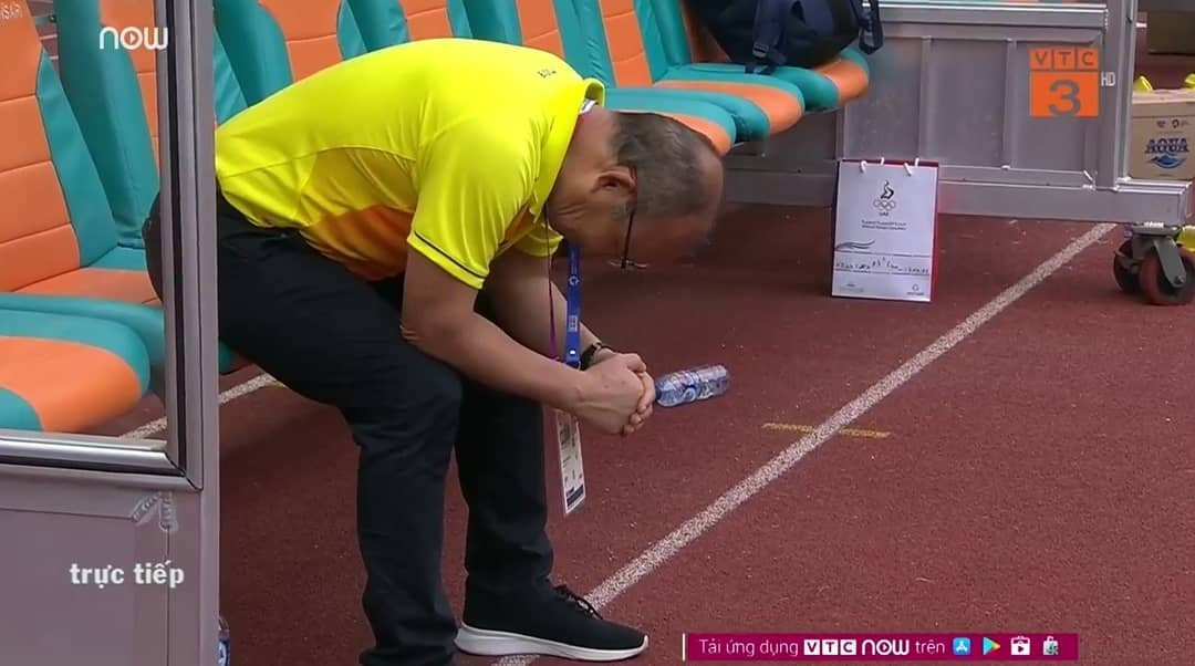 Hình ảnh thầy Park đang cúi đầu cầu nguyện được cộng đồng mạng chia sẻ.