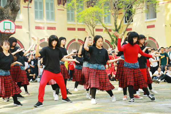 Không chỉ gây chú ý với tạo hình, phần đồng diễn flashmob của lớp 12D10 cũng hấp dẫn không kém với vũ đạo sáng tạo và lôi cuốn.