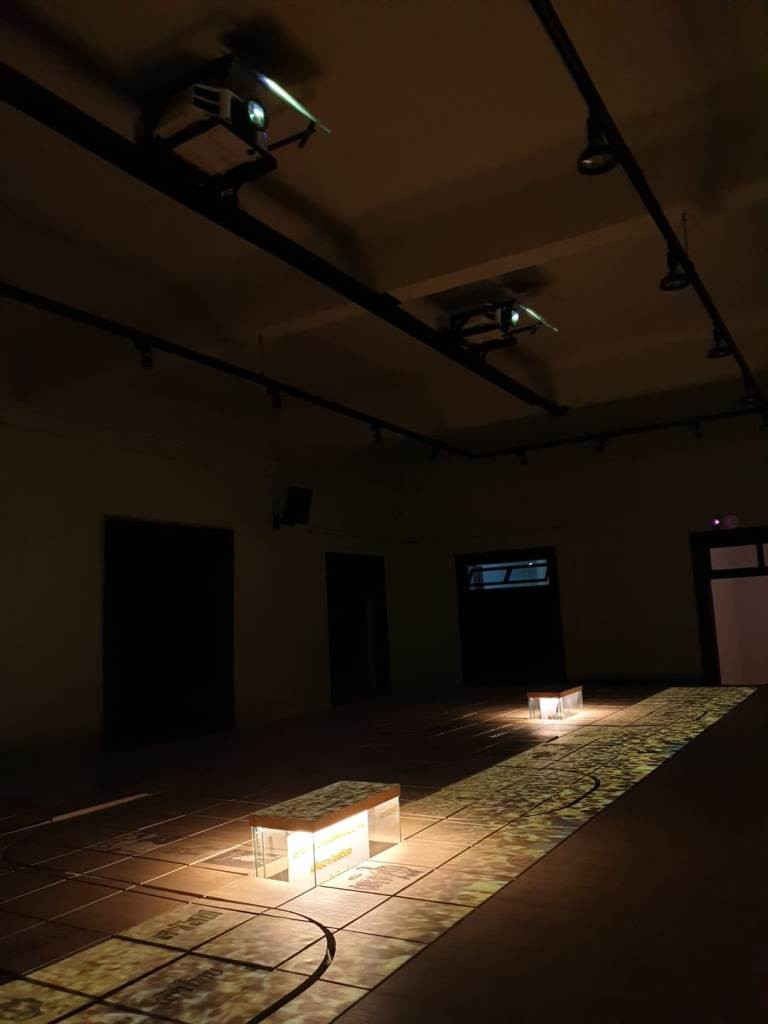 Trong một phần trình diễn thể hiện lịch sử Thái Lan, 3 máy chiếu đã được sử dụng để tạo ra những khối chuyển động ánh sáng, âm nhạc và nước trong một câu chuyện kể kéo dài 15 phút.