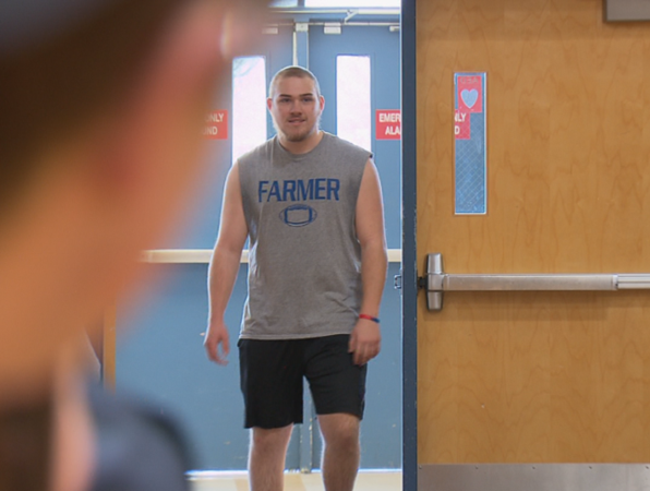 John bước vào phòng gym và bất ngờ khi thấy rất nhiều người đang chờ mình.