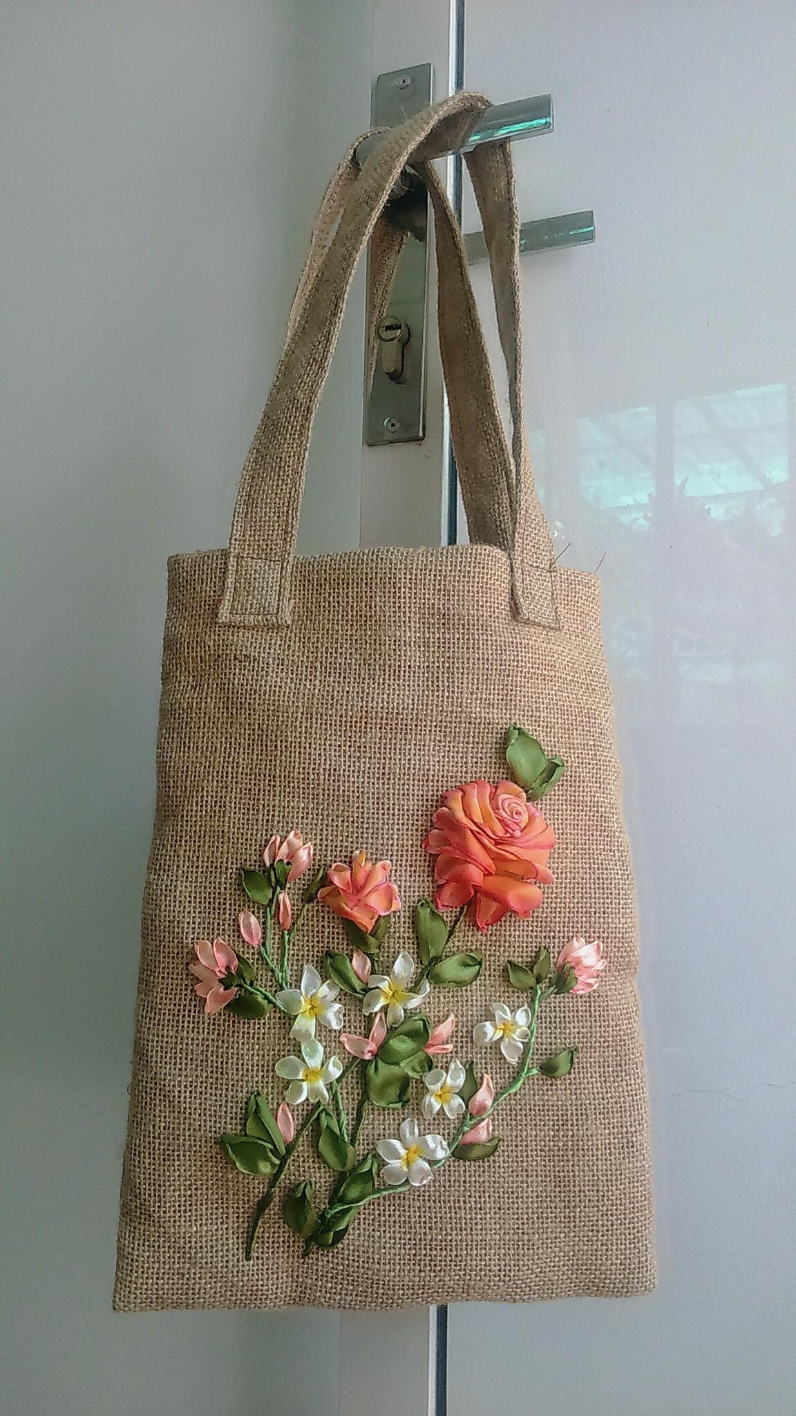 Bạn ấy có thể thêu lên cả túi xách. Xinh ha?