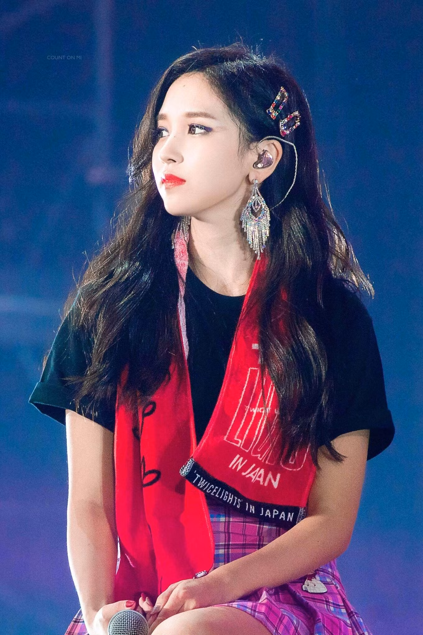 Không cần nhiều phụ kiện cầu kỳ, chỉ một đôi khuyên tai cũng đủ giúp Mina (Twice) tỏa sáng.