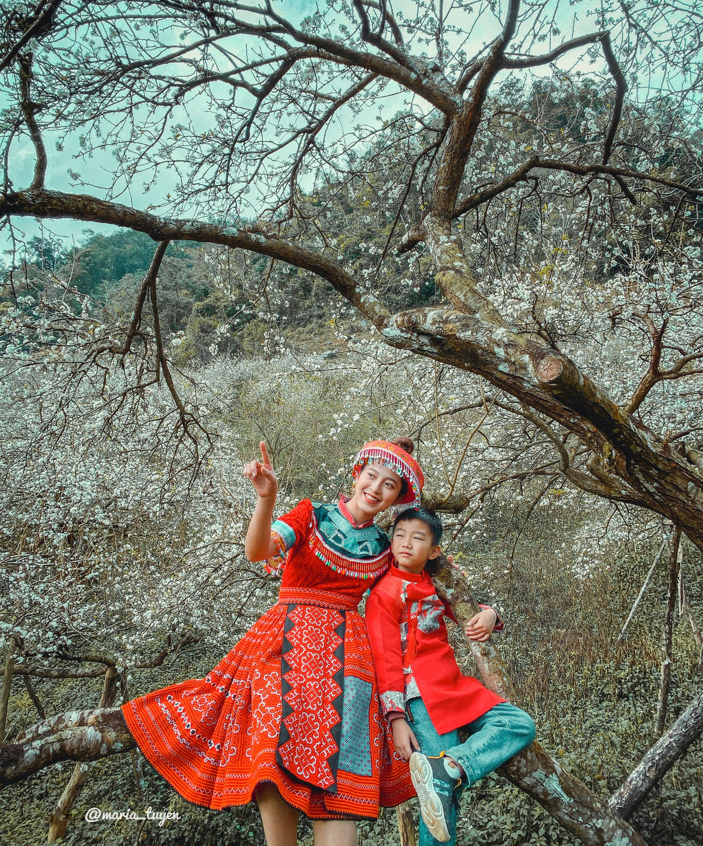 Các bạn cứ di chuyển đến đó rồi hỏi thăm người dân ở đó đường đi lên, hoặc nếu có người quen ở Mộc Châu thì tốt nhất bởi họ thông thạo địa hình hơn.