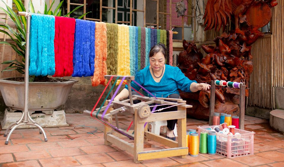 Một chủ cửa hàng dệt lụa ở Vạn Phúc.