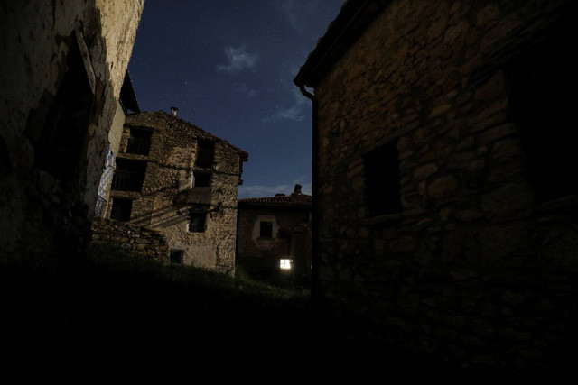 Những ngôi nhà hoang trong làng.