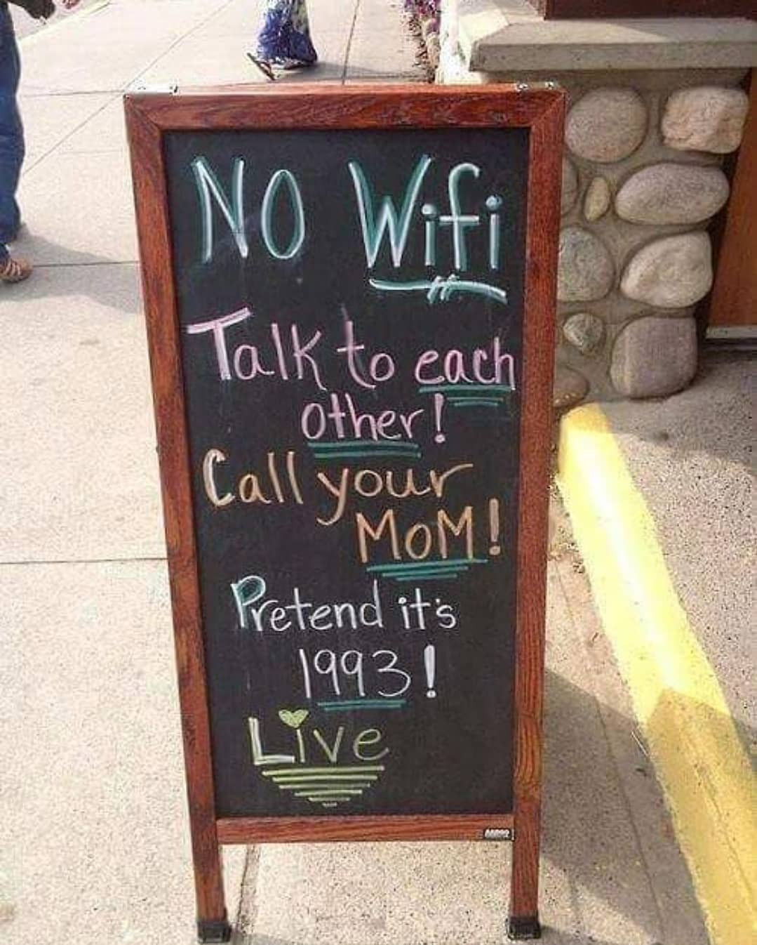 “Tôi là ai? đây là đâu? và sao cái mật khẩu Wi-Fi này lại dài ngoằng như vậy?”