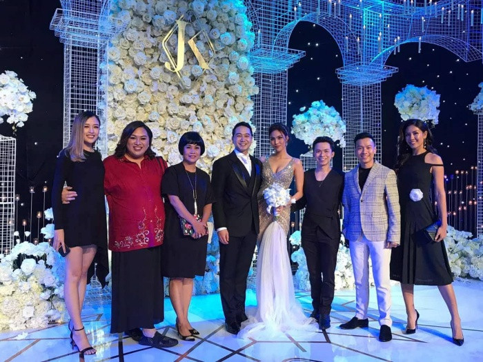 Cặp đôi vui vẻ chụp hình bên những người bạn thân thiết.