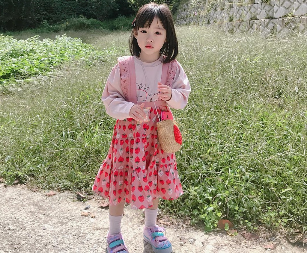 Hyerin nổi tiếng nhờ vẻ thuần khiết khi chụp ảnh ở vườn cây.