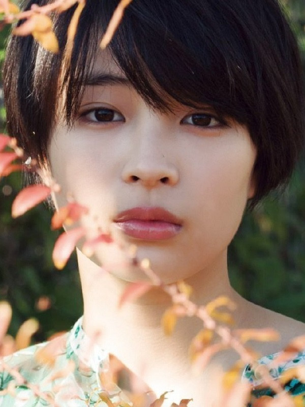 Không chỉ xinh đẹp, Suzu Hirose còn được khen về diễn xuất ổn định và chắc tay, có nhiều tiềm năng phát triển hơn nữa. Một số tác phẩm nổi bật của Suzu Hirose có thể kể đến 