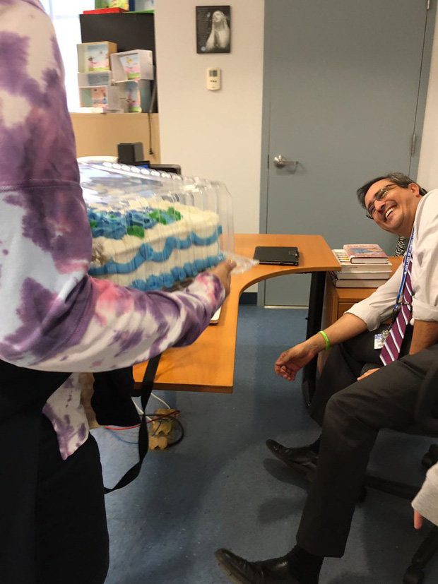 Thầy giáo chỉ còn biết bật cười sau khi nhận được món quà của Jennifer.