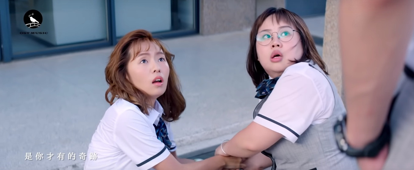 Có hai cô nàng lạ mặt đã bị Giang Trực Thụ 