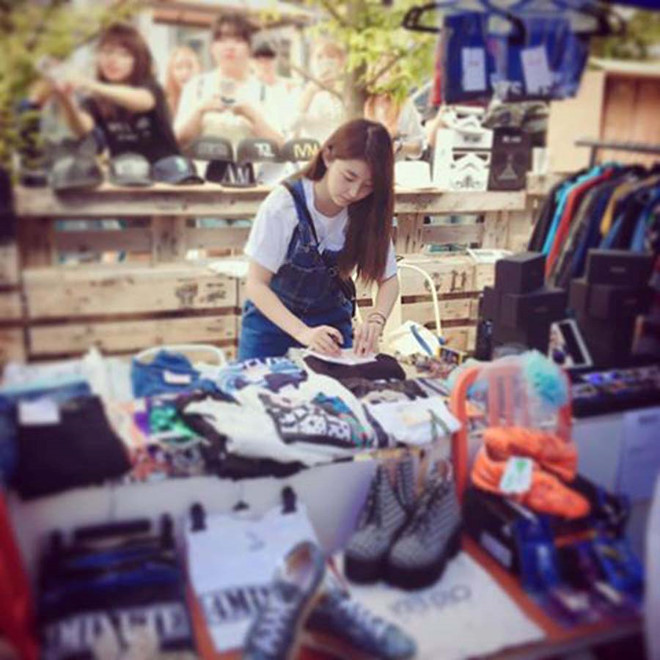 Hình ảnh So Hyun bán hàng tại hội chợ cách đây 2 năm.