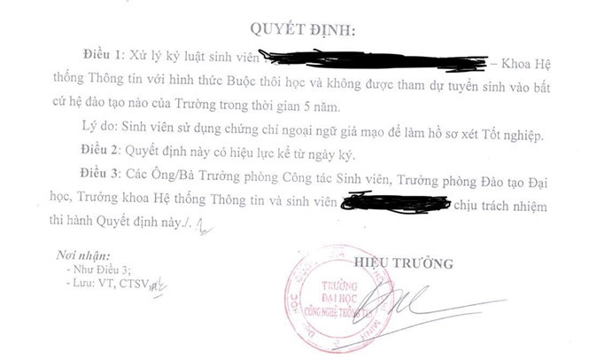 Quyết định buộc thôi học và cấm thi 5 năm của Trường ĐH Công nghệ thông tin TP.HCM. Ảnh: HÀ ÁNH.