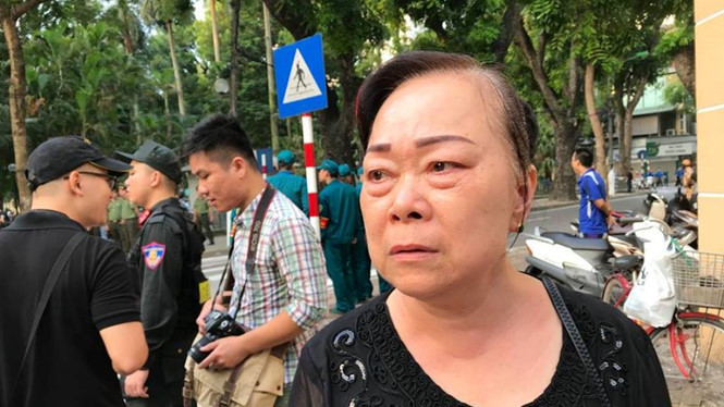 Bà Vũ Thanh Hồng có mặt tại Nhà tang lễ Quốc gia từ rất sớm. ẢNH: LÊ HIỆP.