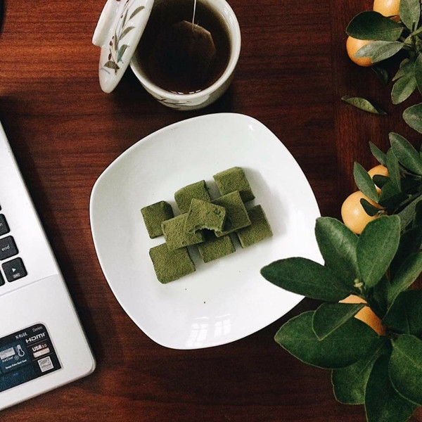 Nếu cô nàng của bạn là một tín đồ Matcha thì Nama Chocolate Nhật Bản là dòng chocolate bạn đang tìm kiếm. Hình dáng không quá cầu kì nhưng vẫn tinh tế, vị thơm ngọt dịu, tan nhẹ trong miệng. Ngoài hương vị trà xanh, còn vị ca cao truyền thống hay các loại trái cây như chanh leo, việt quất, kiwi, nho đen,… Mỗi hộp dao động từ 70k đến 140k (Facebook: Nama chocolate và Tiramisu, Nama chocolate, Hoài Thu, Mama Chocolate)