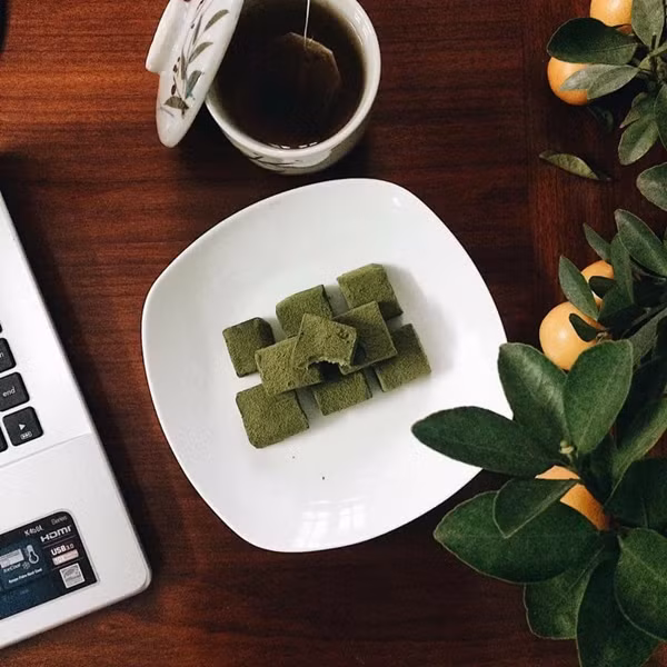 Nếu cô nàng của bạn là một tín đồ Matcha thì Nama Chocolate Nhật Bản là dòng chocolate bạn đang tìm kiếm. Hình dáng không quá cầu kì nhưng vẫn tinh tế, vị thơm ngọt dịu, tan nhẹ trong miệng. Ngoài hương vị trà xanh, còn vị ca cao truyền thống hay các loại trái cây như chanh leo, việt quất, kiwi, nho đen,… Mỗi hộp dao động từ 70k đến 140k (Facebook: Nama chocolate và Tiramisu, Nama chocolate, Hoài Thu, Mama Chocolate)