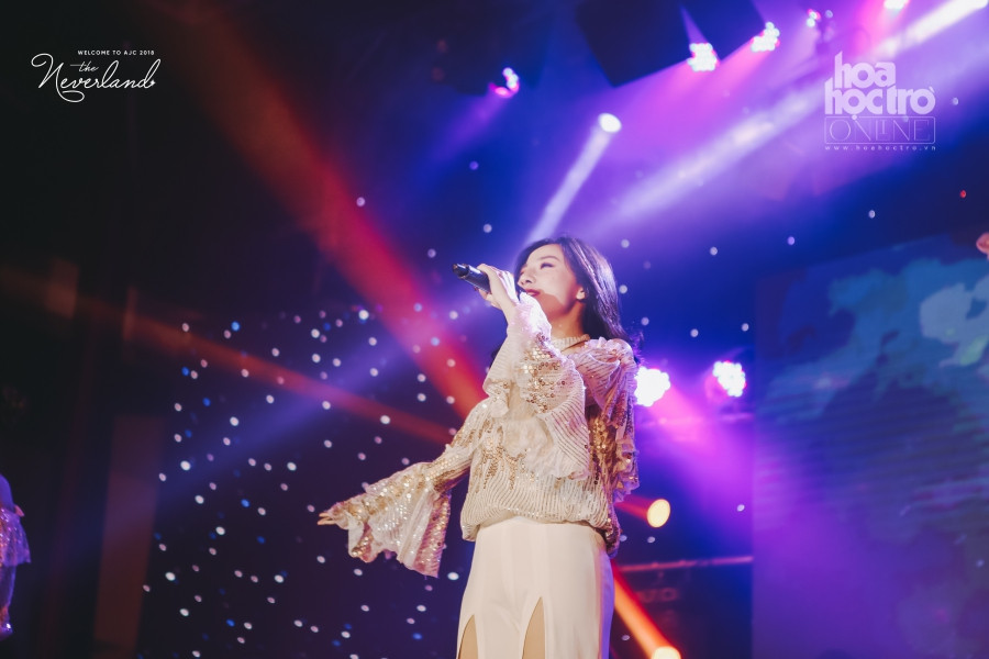 “Nàng tiên cá”- bài hát nổi tiếng hiện nay cũng được dàn dựng độc đáo trên sân khấu học viện, không chỉ giữ lại nét sôi động vui tươi của ca khúc gốc mà còn đem lại không khí đặc biệt riêng chỉ có tại trường Báo.