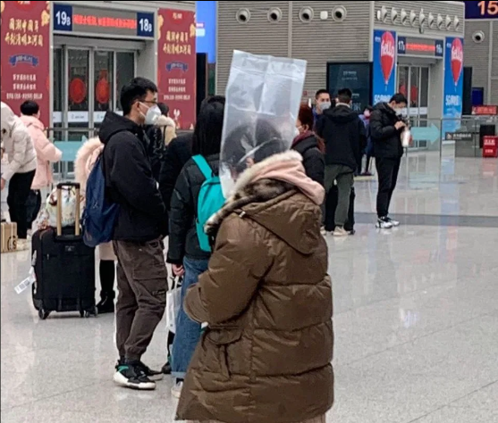 Túi nhựa cho nhỏ gọn, dễ sử dụng.