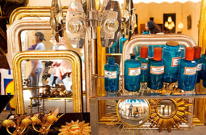 Đến Paris, bạn có thể mua được nhiều món đồ ở các khu chợ trời lâu năm như chợ trời Puces de Saint-Ouen có tuổi đời 150 năm.