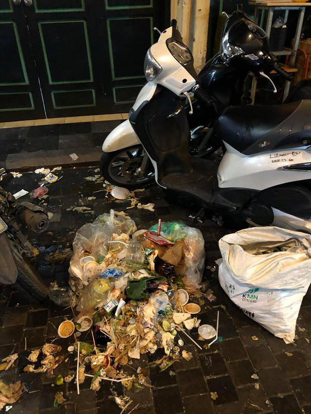 Để dọn được lượng rác khổng lồ này, anh James đã phải tiến hành từ 11 giờ đêm đến 2 giờ sáng. Ảnh: James Joseph Kendall.