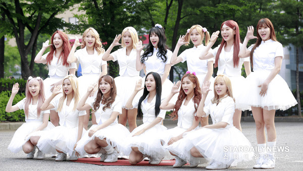 Kể cả khi mặc chung một kiểu trang phục, từng thành viên vẫn có nét riêng của mình bằng màu tóc và phụ kiện đi kèm.