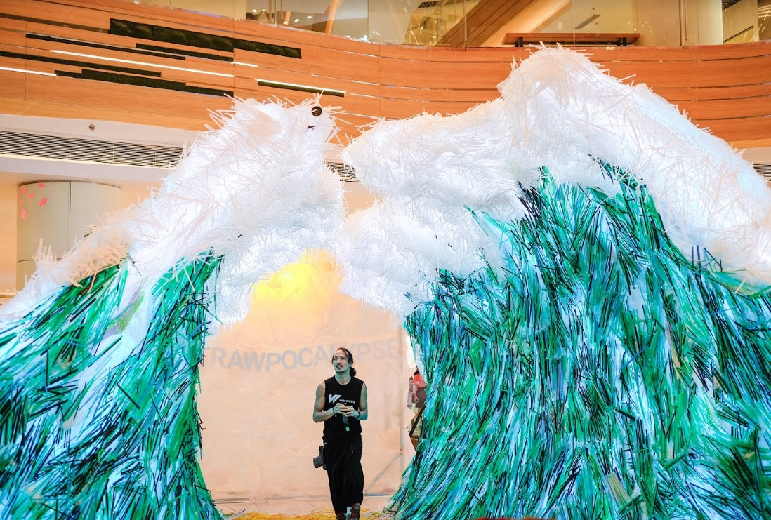 Nghệ sĩ Benjamin Von Wong cùng tác phẩm của mình 