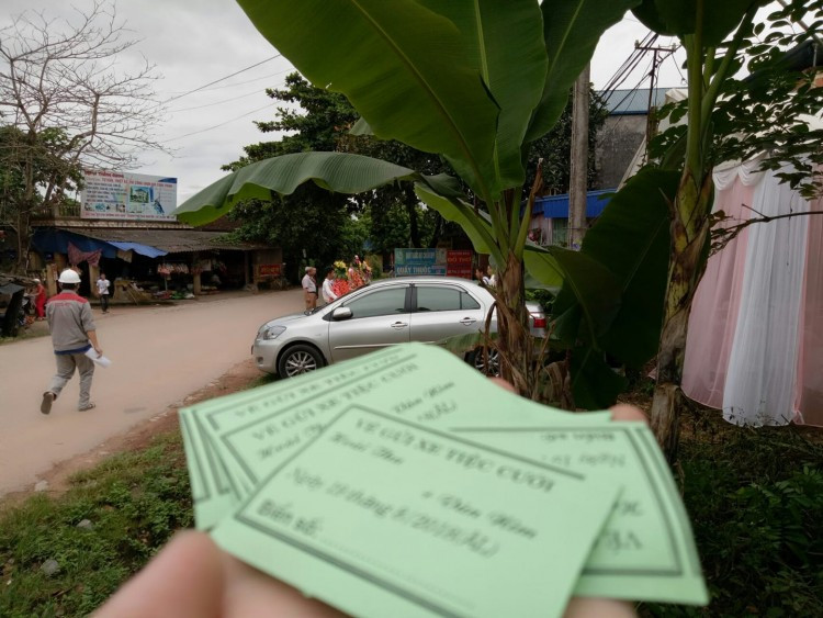 Trọng trách trông xe của Hùng.