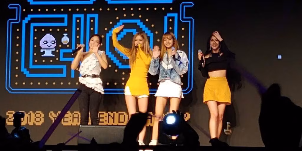 Ngay khi Black Pink xuất hiện trên sân khấu một sự kiện, các fan đã thấy trang phục của nhóm nhìn quen quen. Mà đúng là quen thật.