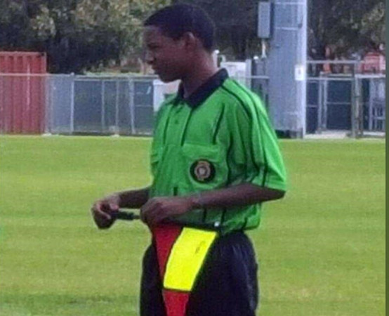 Anh trọng tài trẻ tuổi băn khoăn khi một đội bóng đang thua vì thiếu cầu thủ.