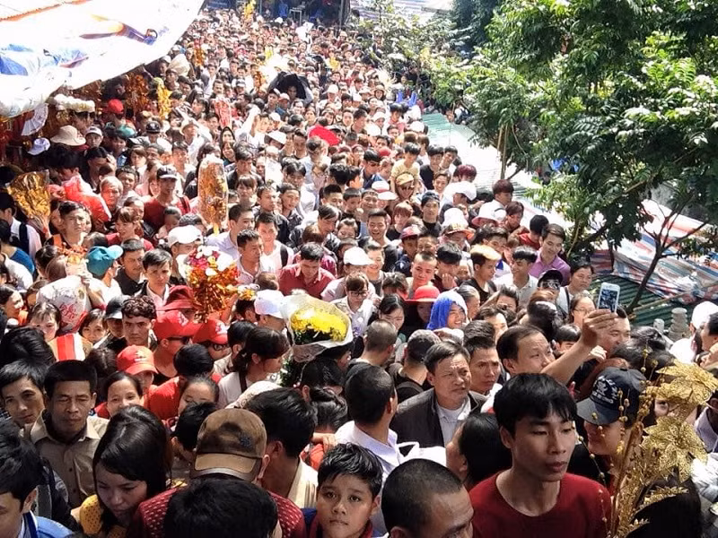 Thậm chí từ mùng 3 Tết chùa đã có rất đông khách tham quan.