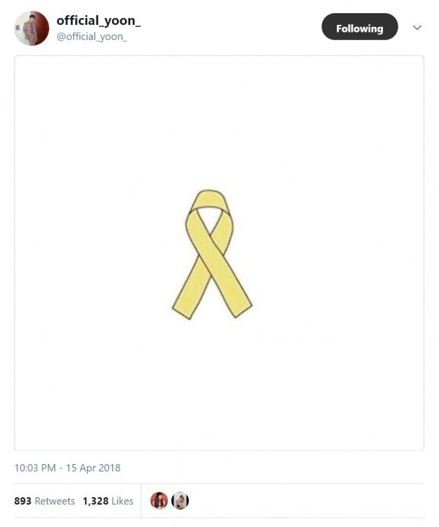 Cả Hàn Quốc ngập trong nước mắt bởi những chiếc ruy băng màu vàng ảnh 10 Cả Hàn Quốc ngập trong nước mắt bởi những chiếc ruy băng màu vàng ảnh 10