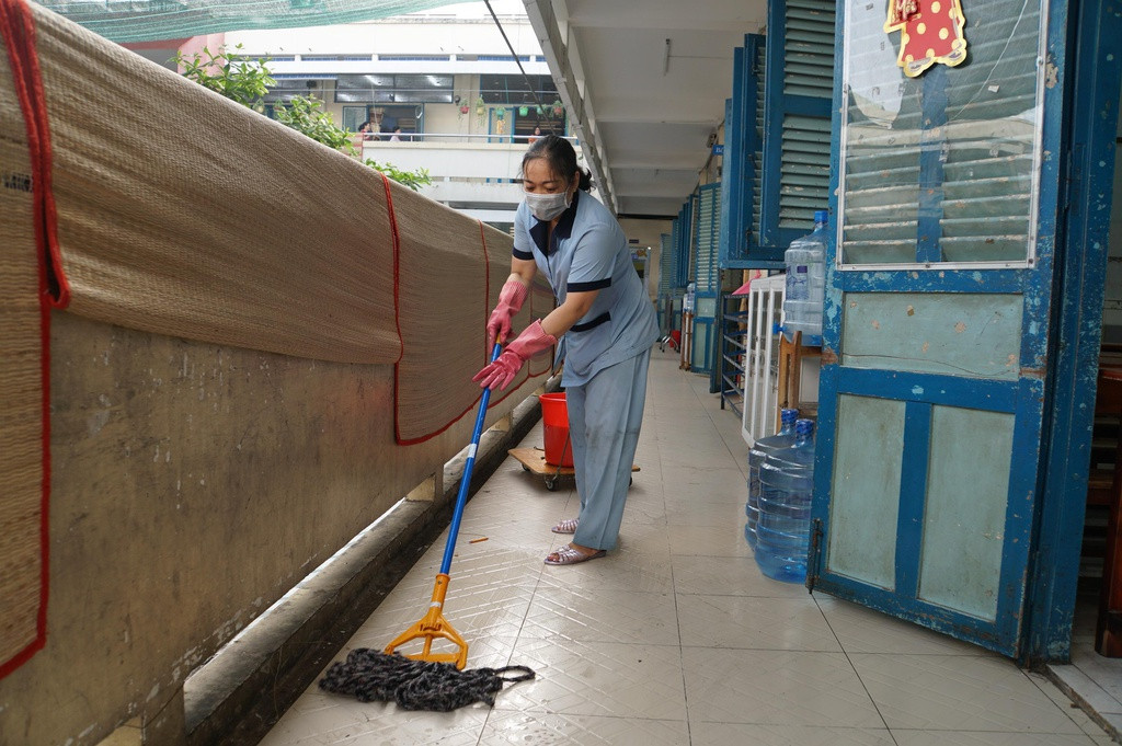 Các trường vệ sinh phòng học, phòng bán trú và phòng chức năng thường xuyên. Ảnh: M.N.