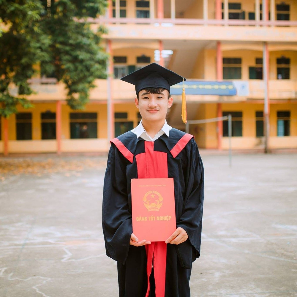 Hoàng Văn San đạt 9,75 điểm môn Ngữ văn.