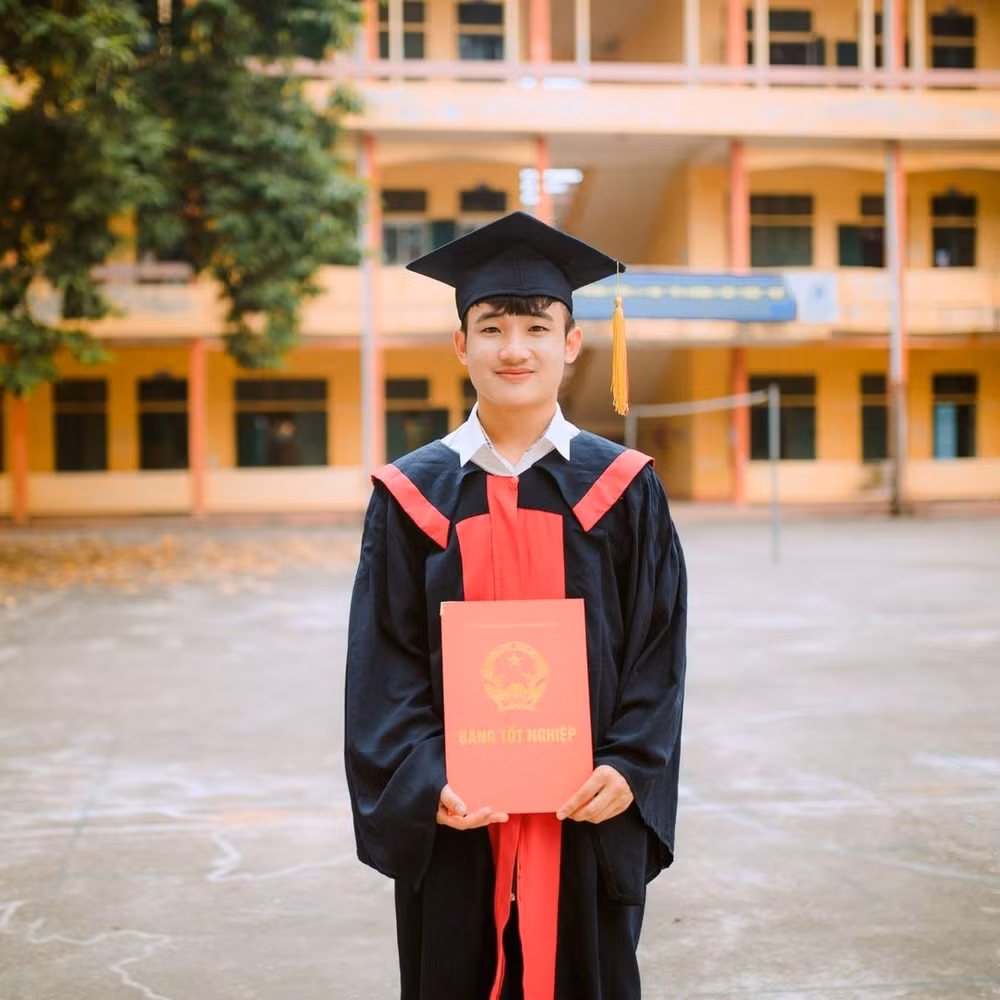 Hoàng Văn San đạt 9,75 điểm môn Ngữ văn.