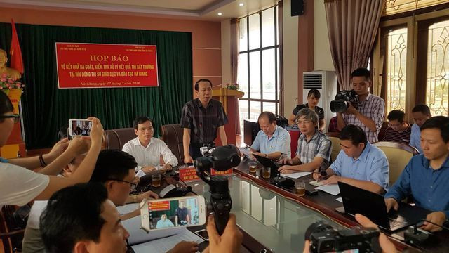 Hà Giang họp báo ngày 17/7/2018 về hiện tượng điểm thi cao bất thường, kết luận có 330 bài thi được nâng ít nhất từ 1,0 đến 8,75 điểm Ảnh: Kiên Trung. Hà Giang họp báo ngày 17/7/2018 về hiện tượng điểm thi cao bất thường, kết luận có 330 bài thi được nâng ít nhất từ 1,0 đến 8,75 điểm Ảnh: Kiên Trung.