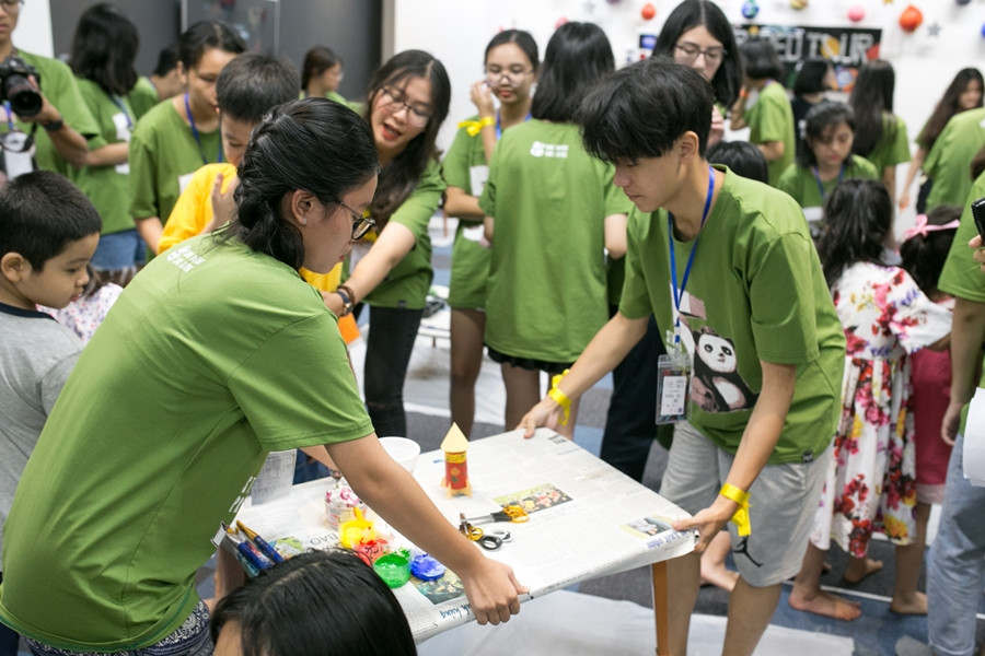 Để thực hiện thành công sự kiện này, những bạn học sinh từ các trường THPT ở Hà Nội đã tự trang bị cho mình những kiến thức và kỹ năng làm đồ tái chế đấy!