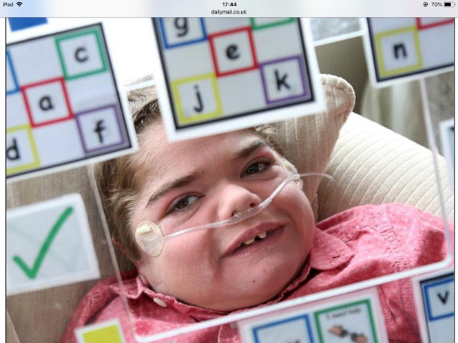 Jonathan Bryan đưa mắt chọn những ký tự trên bảng được đặt trước mặt. ẢNH CHỤP MÀN HÌNH DAILY MAIL