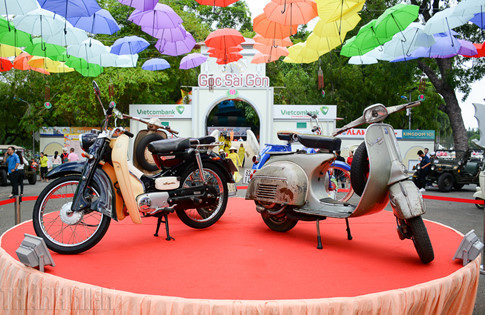 Giữa sân khấu chính, những chiếc Vespa, Lambretta, Mobylette… hàng chục năm tuổi được trưng bày.