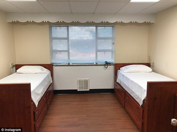 Căn phòng ký túc xá trong mơ của nữ sinh do chính tay người mẹ "tân tạo" ảnh 9